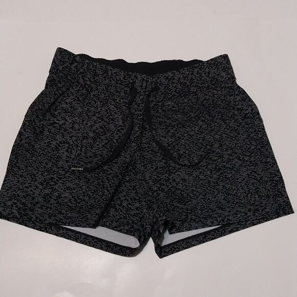 Lululemon On The Fly Short 2.5" - Picture 1 of 8
